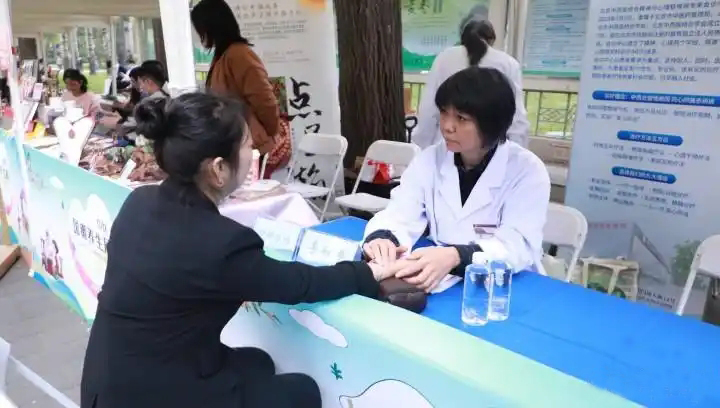 从治病到疗心，精神科医生李丽单中西结合助力精神疾病患者回归社会